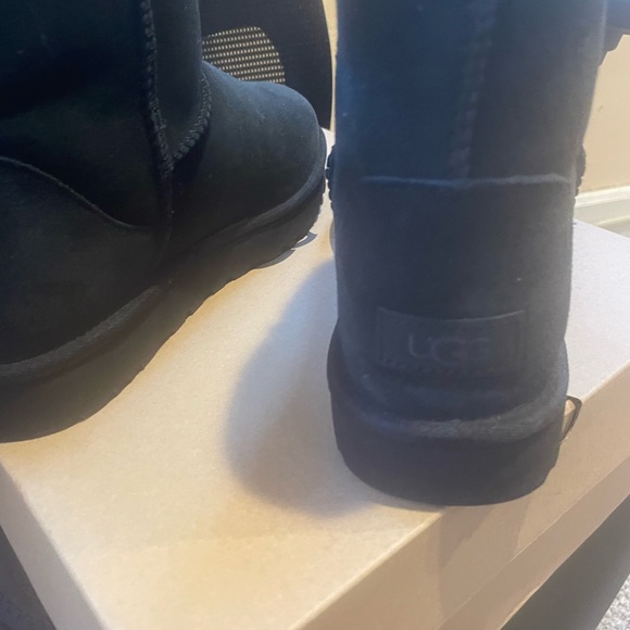 NWOT.. UGG Classic Short - Picture 7 of 7